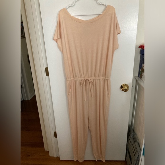 Pretty Garden, Peach color Jumpsuit, on or off shoulder. Size XL - Picture 4 of 16